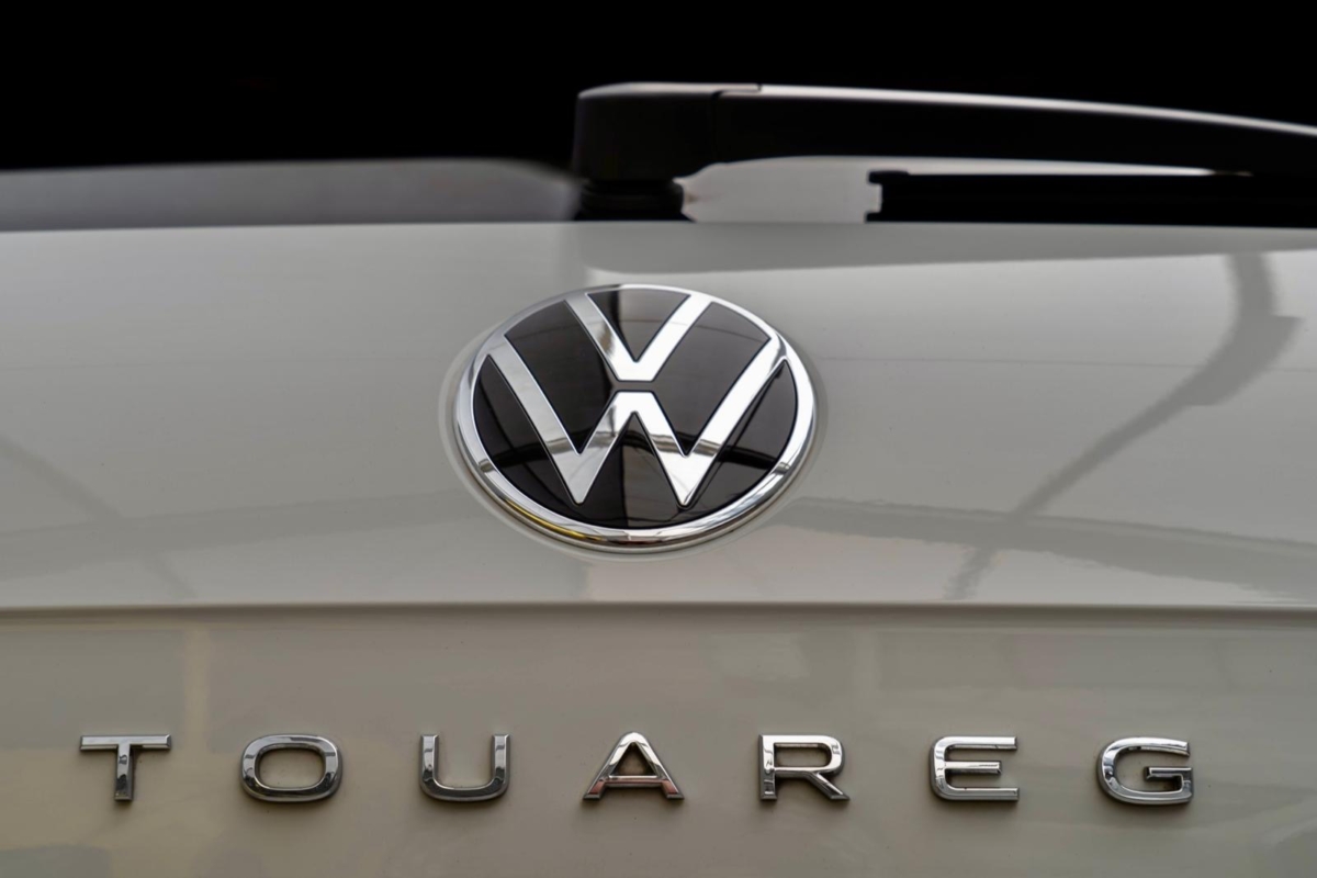 Biały perłowy Volkswagen Touareg R-line 3.0 TFSI V6 340KM 2022 rok 340 KM