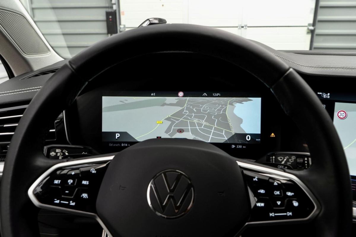 Biały perłowy Volkswagen Touareg R-line 3.0 TFSI V6 340KM 2022 rok 340 KM