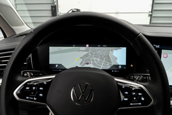 Biały perłowy Volkswagen Touareg R-line 3.0 TFSI V6 340KM 2022 rok 340 KM