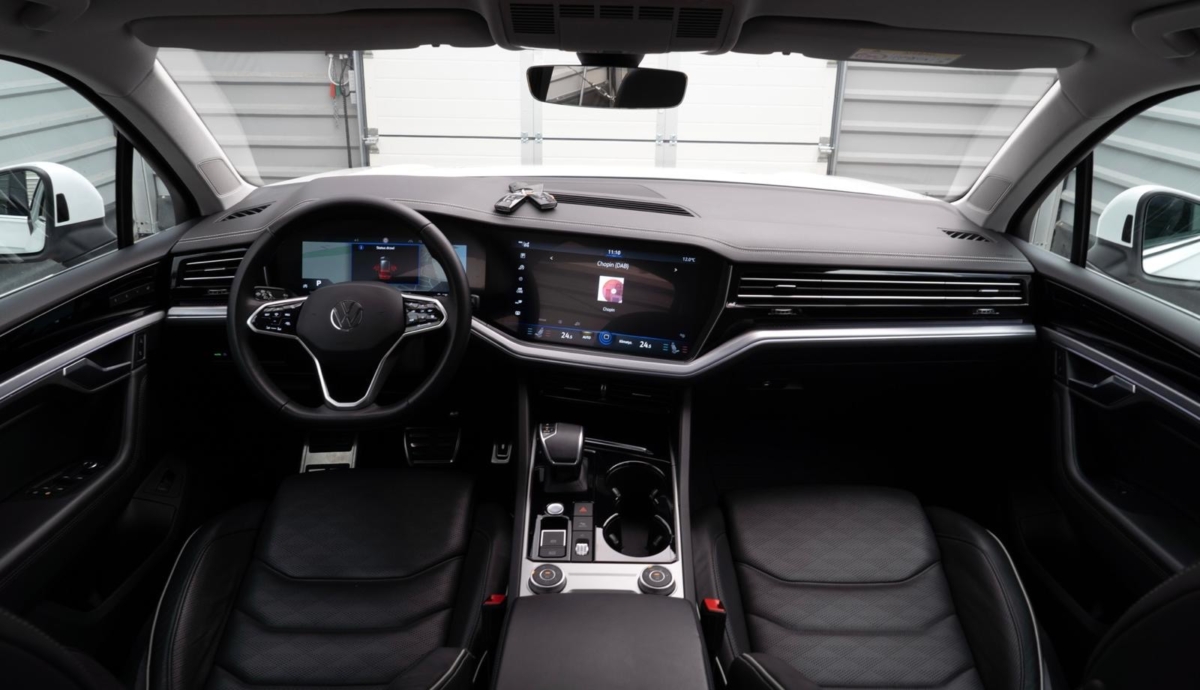 Biały perłowy Volkswagen Touareg R-line 3.0 TFSI V6 340KM 2022 rok 340 KM