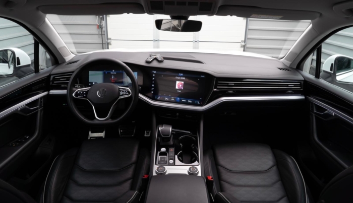 Biały perłowy Volkswagen Touareg R-line 3.0 TFSI V6 340KM 2022 rok 340 KM