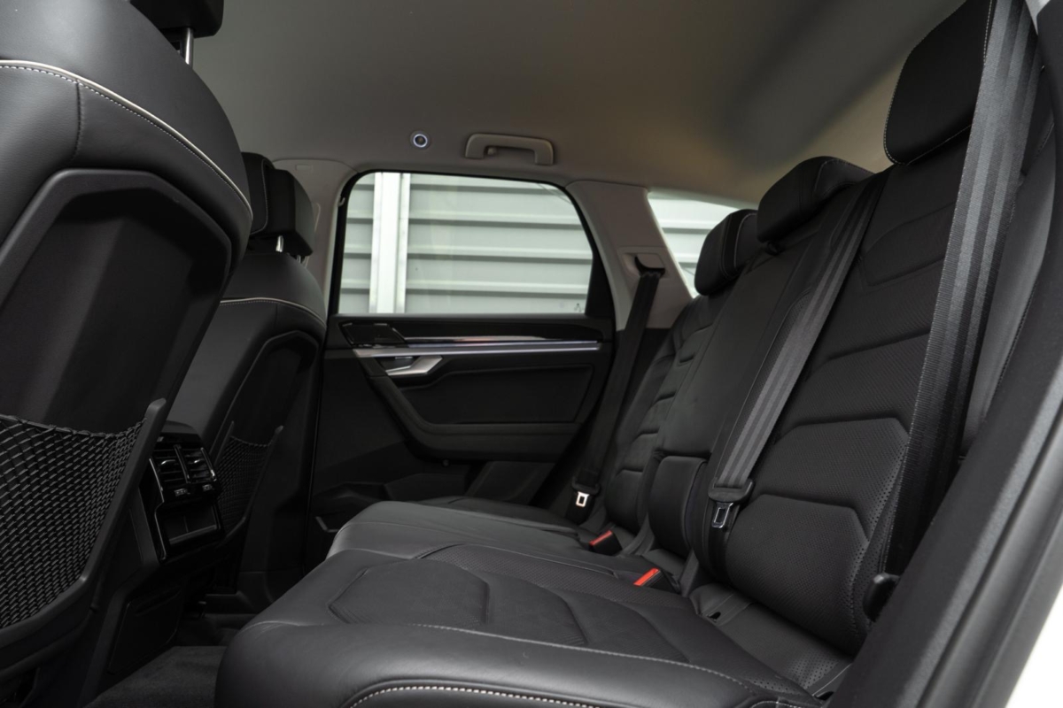 Biały perłowy Volkswagen Touareg R-line 3.0 TFSI V6 340KM 2022 rok 340 KM