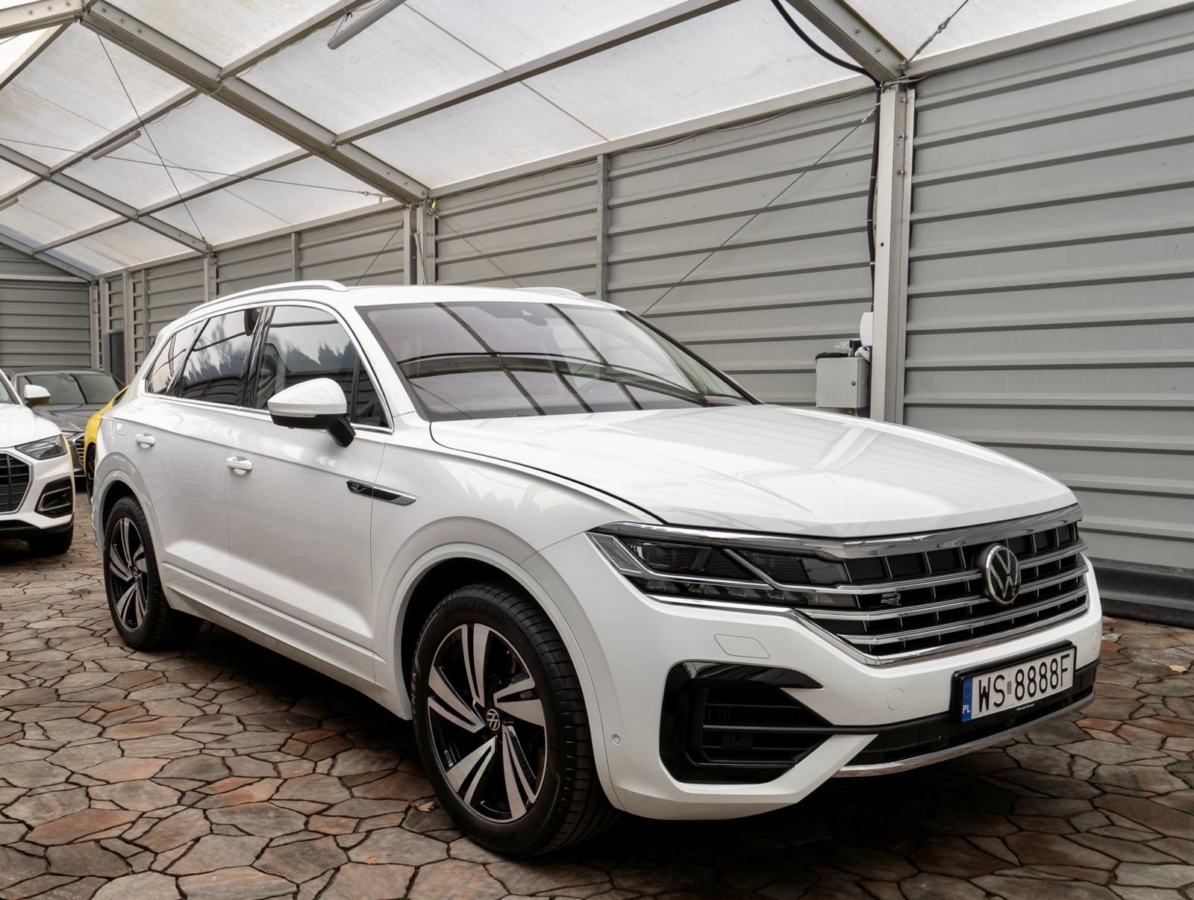 Biały perłowy Volkswagen Touareg R-line 3.0 TFSI V6 340KM 2022 rok 340 KM